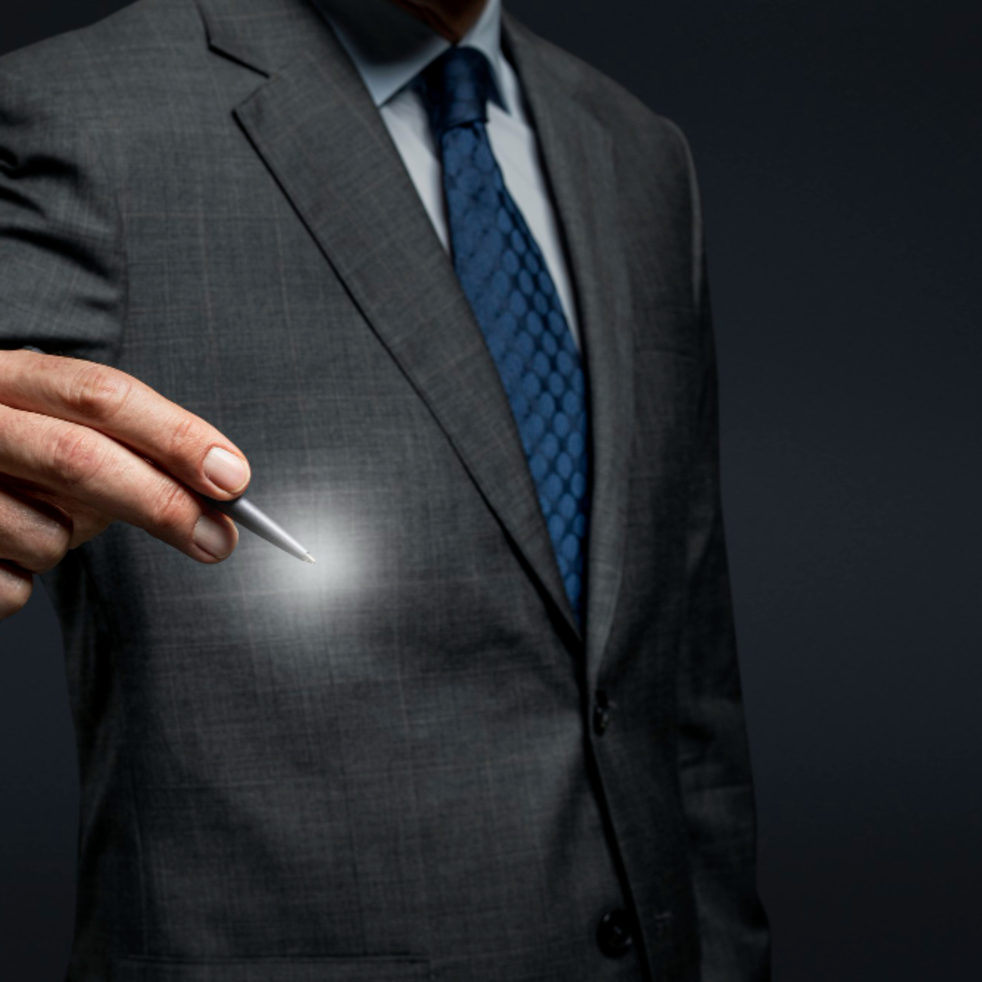 homem-de-negocios-usando-uma-caneta-e-assinando-em-uma-tela-invisivel