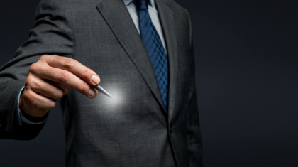 homem-de-negocios-usando-uma-caneta-e-assinando-em-uma-tela-invisivel