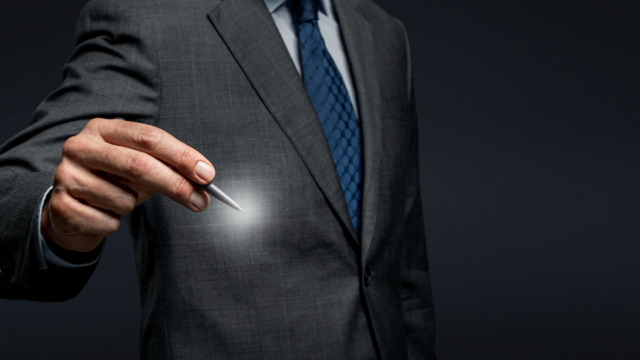 homem-de-negocios-usando-uma-caneta-e-assinando-em-uma-tela-invisivel