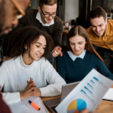 pessoas-sorridentes-em-reuniao-no-escritorio