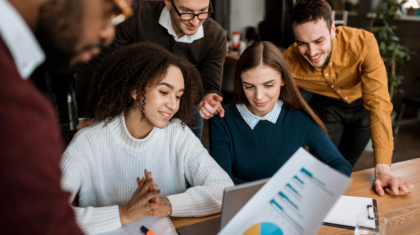 pessoas-sorridentes-em-reuniao-no-escritorio