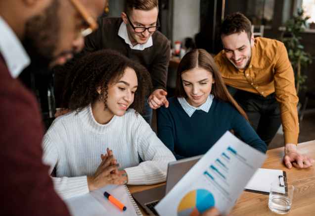 pessoas-sorridentes-em-reuniao-no-escritorio