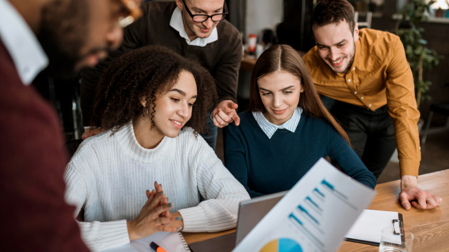 pessoas-sorridentes-em-reuniao-no-escritorio